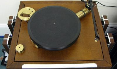 Aerial view of the Kuzma Stabi SD-12 turntable, Stogi S-12 tonearm and the Benz-Micro Glider SM phono cartridge