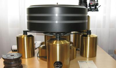 Kuzma Stabi XL4 turntable, 4POINT tonearm, Benz-Micro LP mc cartridge (Kuzma Ebony Record Clamp in foreground)