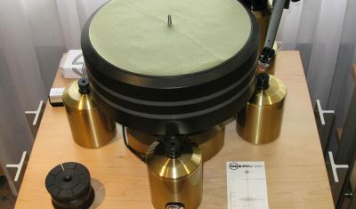 Kuzma Stabi XL4 turntable, 4POINT tonearm, Benz-Micro LP mc cartridge (Kuzma Ebony Record Clamp in foreground)