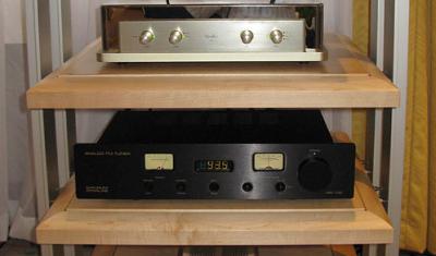 Zanden Model 2500S CD player, Zanden Model 3000 line preamplifier and Magnum Dynalab MD100 analogue FM tuner (finite elemente pagode HD03MR support)